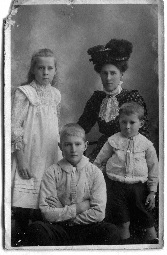 Amelia S-C Edith Oliver Ira 1911