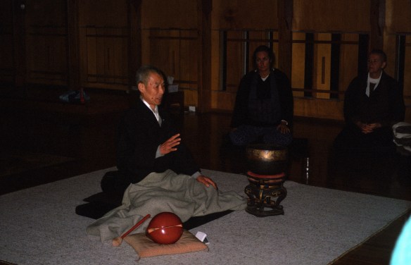 Hogen-san addressing students in the Sala.